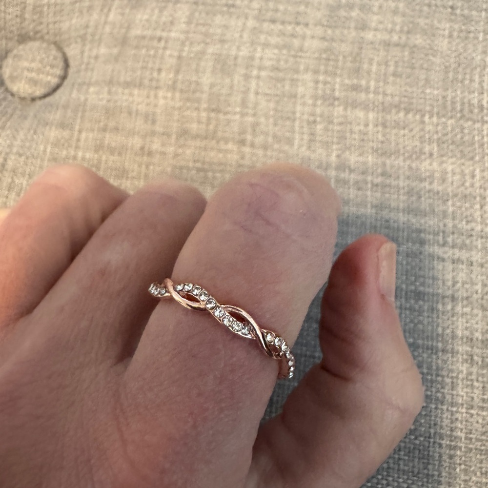 Elegant Rose Gold Twisted Band Ring